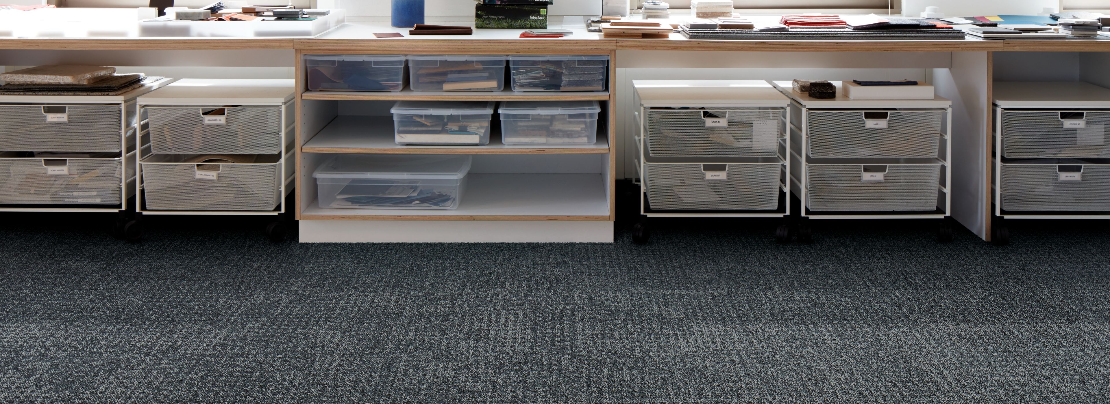 Interface Wheler Street carpet tile in office filing area  afbeeldingnummer 1